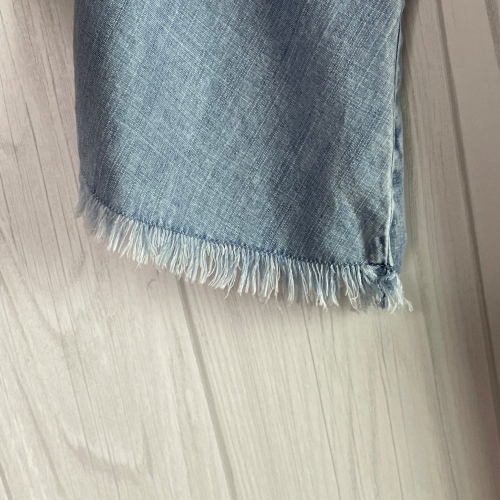 Billie T Top Chambray Medium Light Wash Blue Jean Denim 3/4 Sleeve V-Neck Frayed - Picture 7 of 8